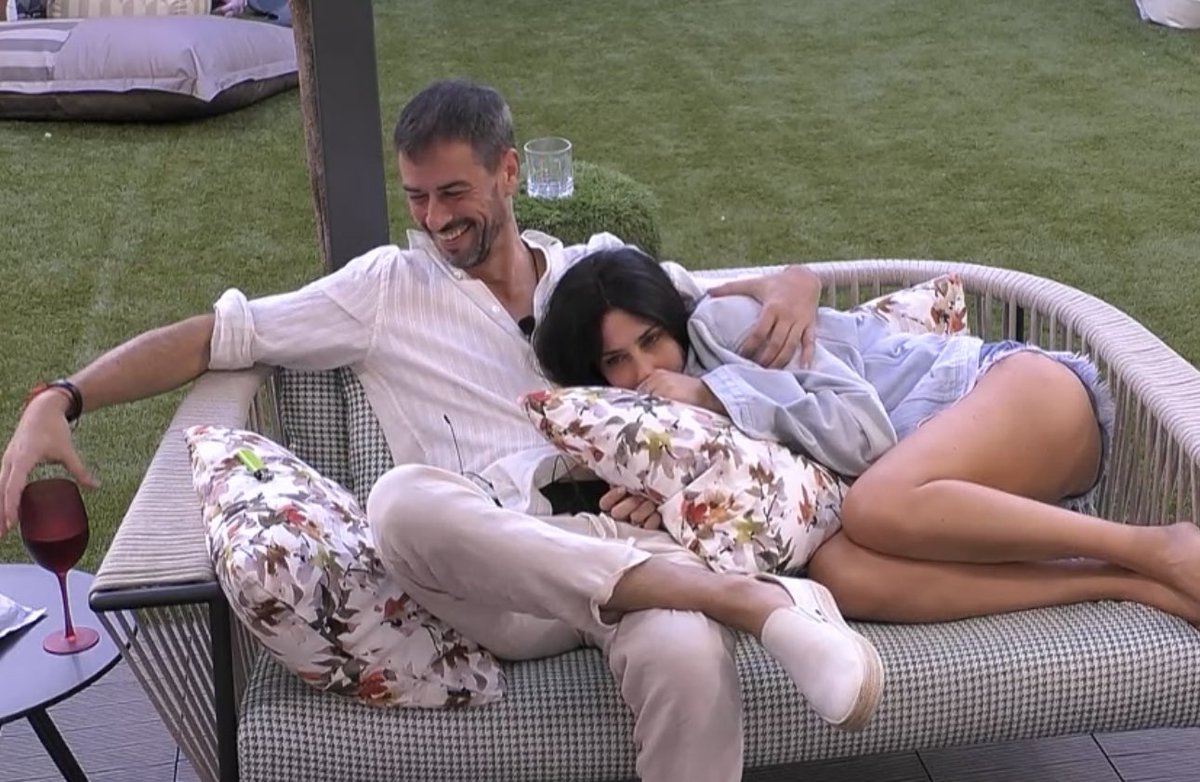 Chris94298's tweet photo. "Senti nell'aria c'è già la nostra canzone d'amore che vaaaaaa"
#iamanda #amago #grandefratello https://t.co/igrfodqJ5B