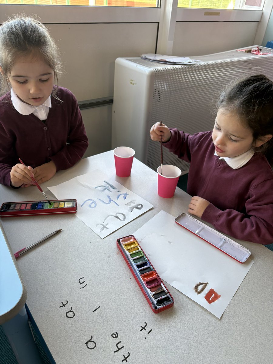MrPDrumbowie's tweet image. Today, our pupils practised their common words in a fun and creative way: using watercolour paints! 🎨🖌️ A splash of colour made learning even more enjoyable! 🌈 #CreativeLearning #WatercolourWords #FunWithWords #exploremoreatADLC