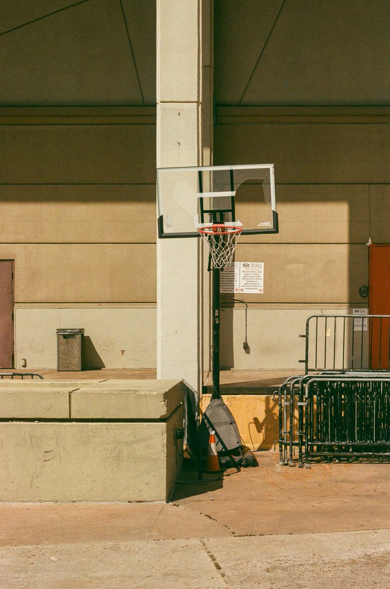 Free throw

Nikon FM3A | Helios 81 | Fujicolor200

#visibleinlight #analogphotography #filmphotography #believeinfilm