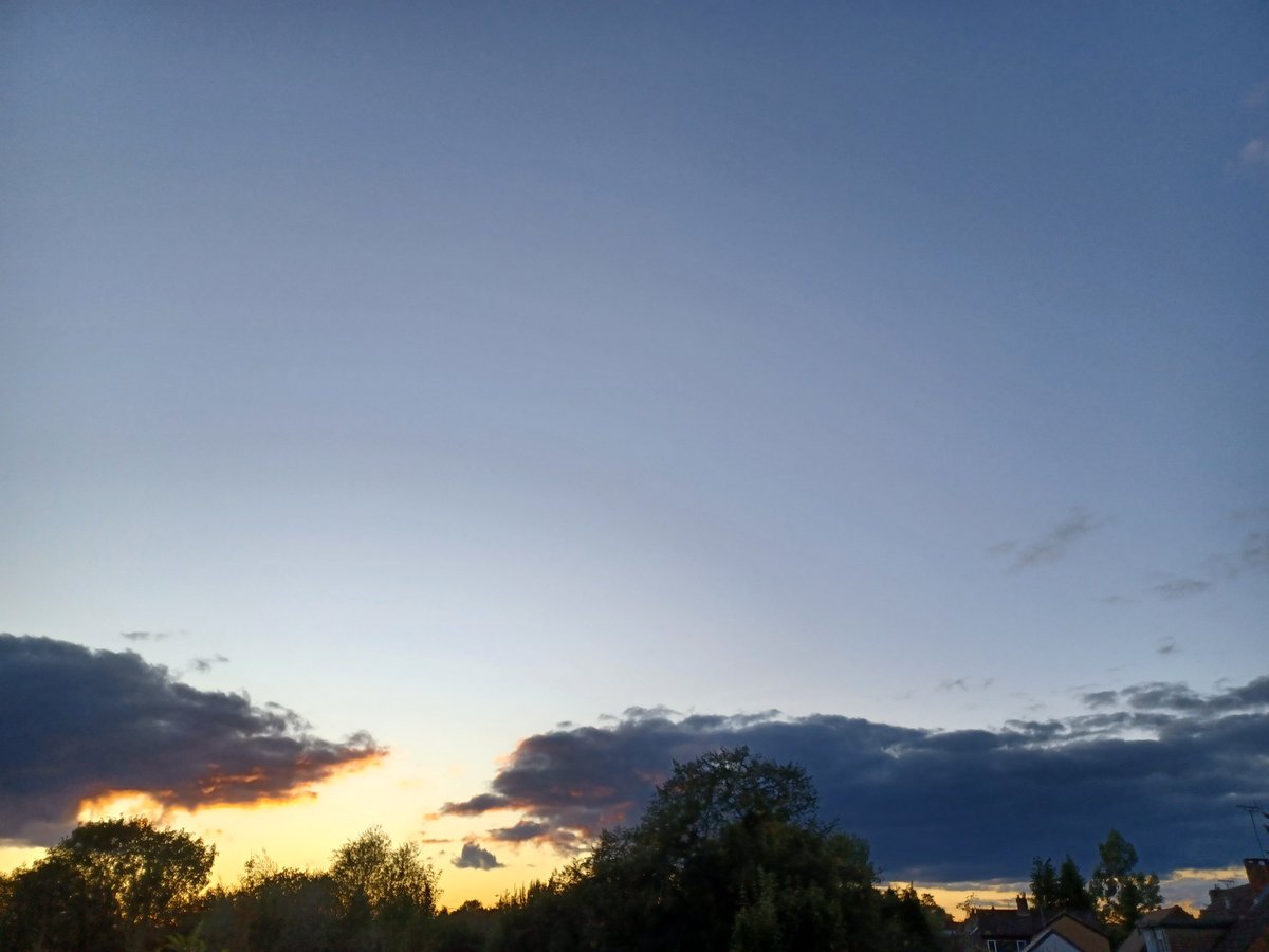 Friday again, the weeks are flying by! Nice sky here right now, first sunny day in a while. Have fun, let me know how you are 😁☀️😎