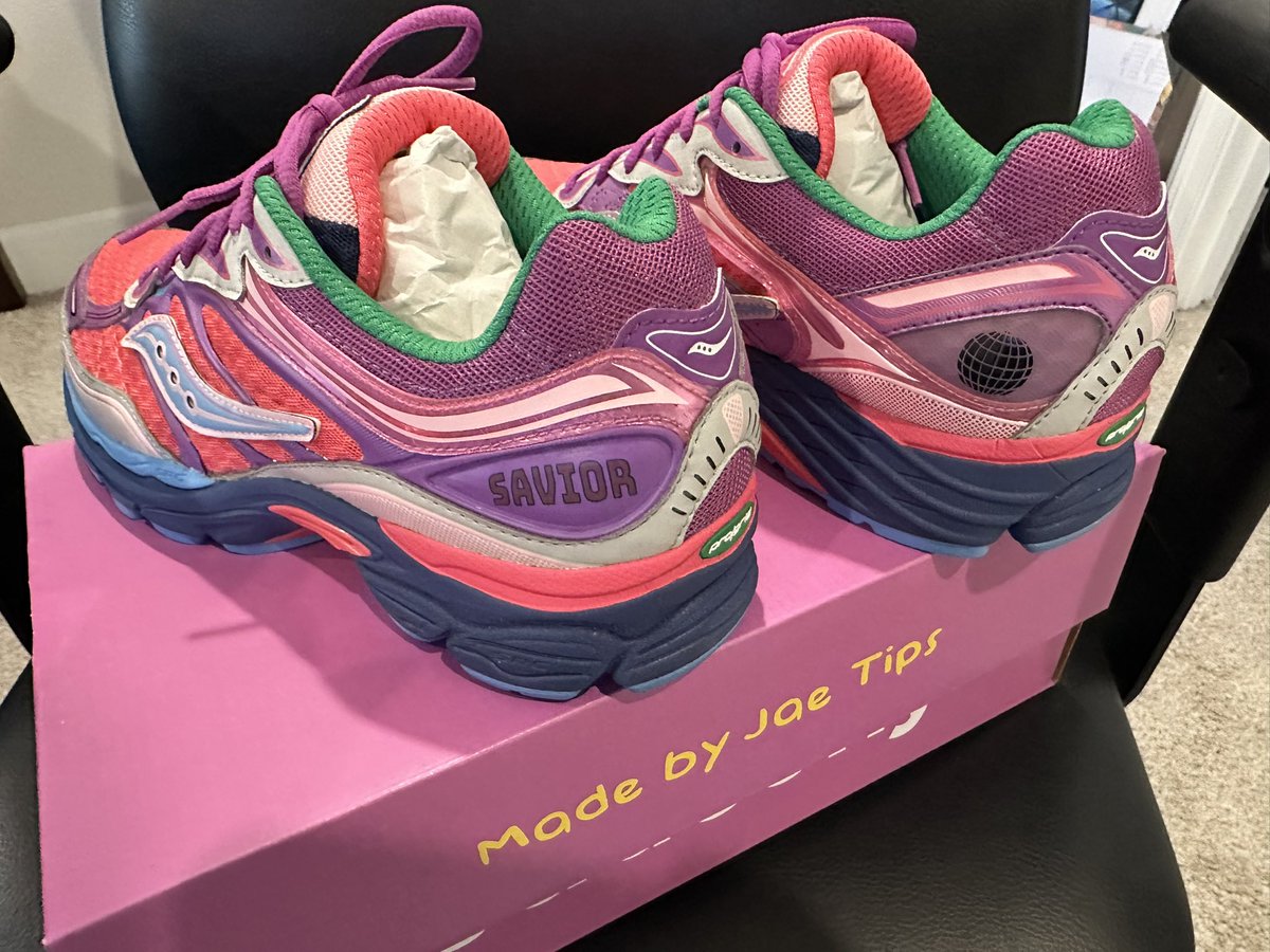 OGBOBEATSTV's tweet photo. #mailcall 🔥🔥🔥🔥🔥 I think these are a dope collab shoe. Not mad at all.
Saucony ProGrid Omni 9
Jae Tips “To Do List Pink”
#kicks #kotd #jaetips #saucony #feetpieces #tgif #GoPackGo #savior https://t.co/WbOwOTnhEk
