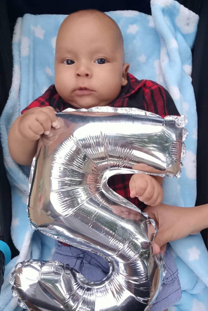MamaLisVzla's tweet photo. Cuesta creerlo, pero Elian de 5 meses ya lucha contra el cáncer, ha recibido 4 ciclos de quimioterapia y el próximo lunes ingresa para el 5to., Elian ha respondido muy bien al tratamiento, hasta ahora no ha sido necesario e nuclear ningún ojito🙏, pero su mamá es invidente a  consecuencia también del cáncer retinoblastoma que sufrió cuando era niña.
Para viajar a Caracas vienen con la abuela desde Barquisimeto, les acabo de apoyar con los pasajes y exámenes de laboratorio, pero necesitan apoyo para la alimentación mientras están en el hospital y pasajes de regreso.
Este es el pago móvil para quienes deseen apoyar :
Banplus 0174
04245490674
CI 15425682
#LuchaContraElCancerInfantil