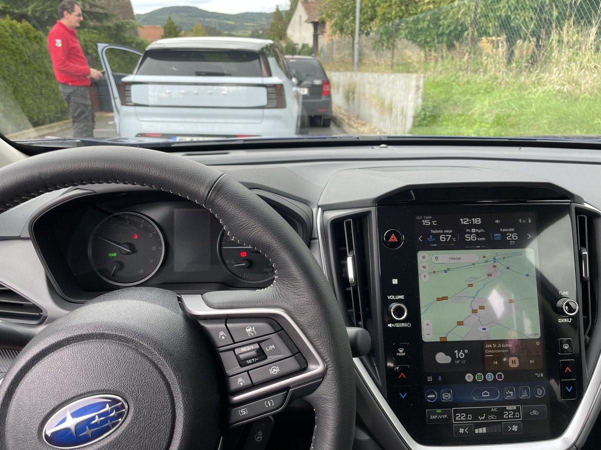 diagon_swarm's tweet photo. 🎥Natáčení s Vaculíkem a upřímná mini-recenze Volvo EX30🎥

Natáčet něco s Martinem je pro mě vždycky trochu vystoupení z komfortní zóny. Na spoustu věcí máme jiný názor a jsou z toho pěkně ohnivé debaty. Když se pak nechám "vmanipulovat" do nějakého společného natáčení (většinou se tomu vyhýbám), beru to kvůli Martinovu záměrně cringe stylu jako cvičení pro mou introvertní povahu.

A byť se často tak parádně zhádáme (roli toho, kdo se zastává elektromobilů a kdo dieselů si například pravidelně prohazujeme, takže není jisté, kdo koho trollí), nedá se mu upřít to, že i když dojede točit auto někam pod posprejovaný železniční most, potrpí si na to, aby bylo na záběrech čisté zvenčí i zevnitř. Ve výsledku oba nasloucháme argumentům druhého, takže jsem i za všechny ty spory rád. Kdo má pocit, že Martin hraje nějakou roli, hluboce se mýlí. Jestli svou roli vesničana hraje, tak nejspíš 24/7 a i když se nikdo nedívá. Vše korunovala sekaná s chlebem z nedalekého obchůdku, kterou dovezl coby substitut oběda kvůli nestíhání 👌

🔋 No a tentokrát jsem s ním natáčel elektrické Volvo EX30, což je auto, kde se mi do toho úplně extrémně nechtělo, protože všichni mi říkali, že zastoupení nerado půjčuje auta a ban dostanou novináři údajně i za drobnou kritiku. A tak mi bylo jasno, že při mé brutální upřímnosti to smrdí problémem. Martin přesto chtěl, abych si auto vzal a pak video udělal s ním. On z něj byl velmi nadšený. Já v něm najezdil nakonec mnohem víc a přicházely i chvíle rozčarování. Snažil jsem se tedy z natáčení trochu vycouvat, ale nebylo cesty zpět. Martin si moje výhrady vyslechl a nakonec řekl, že když budu konstruktivní, tak bych měl říkat i ty negativní věci.

No a když se dotočilo, tak jsem si uvědomil, že z toho neplánovaně skoro vyšlo něco jako hodný a zlý policajt. Martin řekl to pozitivní a já nedostatky, takže se bojím, že to bude vypadat, že si jenom stěžuju 😅 Docela mě to trápilo, protože i tady na X to vypadá, že to auto mají všichni moc rádi (i po svezení/zapůjčení) a jenom já jsem potížista.

Takže nejdřív to pozitivní:
Těch základních 200 kW* na zadní nápravu dává autu skvělou dynamiku. Navíc podobně jako u MG4 je nastavená kontrola trakce možná moc mírně, ale rozhodně do zábavy. Z té dynamiky a hlavně náhodu na zadek plynulo Vaculdovo velké nadšení. Já to v tom autě neviděl hned, ale pak jsem pochopil, když jsem sedl do podobně drahého moderního spalovacího vozu podobné velikosti (nějaké Subaru, model ani netuším) a uvědomil jsi, jak to auto proti EX30 vůbec nejede. Naopak Vaculda po přesednutí do Volva hned nadšeně vysvětloval, jak se právě kvůli tomuto do EV vždy těší.

Moje absence wow momentu z tohoto parametru  vychází čistě z toho, že nejezdím běžnými spalovacími vozy. On testuje všechny ty dnešní tří- a čtyřválce jako denní chleba. Já prakticky nesednu do ničeho, co by mělo méně než šest válců a méně než tři a půl litru objemu. Po přesednutí ze Subaru jsem však hned pochopil tu radost, kterou dynamika EX30 dává. Martinova pointa je ale i v tom, že tu dynamiku dostane člověk ve slušně vybaveném autě, které začíná pod milión.

Další věc - a tam jsme se shodli - je krása toho auta zvenčí. Opravdu se mi líbí. Je tu řada pěkných vizuálních detailů a auto vypadá odlišně a zároveň seriózně současně.

I ve videu pak došlo na určitý spor. On kvituje, že je auto zaměřené na nízké CO2 při produkci a využívání recyklovaných plastů (a že sám to jako zákazník umí ocenit). Já dělal protiváhu ohledně rozdílných nároků na zdravotní nezávadnost u nových a recyklovaných plastů, anebo na to, že pokud bych chtěl snížit CO2, je otázkou, zda ve výslekdu to auto s luxusnějšími materiály interiéru, ale o 30-40% nižší spotřebou není v celém cyklu šetrnější k přírodě (to je narážka na to, že EX30 mi jezdí v kombinaci za 17 kWh/100km a dálnice 20 kWh/100km, což už je kategorie mnohem většího Enyaqa; TM3 dává kombinaci pod 13 kWh/100km, ale i TMY bude níž než Volvo). Navíc nižší spotřeba umožňuje pro stejný dojezd zmenšit baterii, což je další ušetření (zde je využitelná kapacita 64 kWh, takže dojezd v kombinaci ~375 km, na dálnici stále přes 300). Jde o to, na co se zaměřím a co se budu snažit za každou cenu dohnat do krajnosti.

No a teď ale, co na autě vnímám jako nedostatky (ano, jsem si vědom, že to je nejspíš poslední Volvo co testuju 🫣):

1) Všichni jsme měli problém nastavit si rozumný tepelný komfort. Jezdil jsem celou dobu s vypnutou klimatizací, protože auto mělo tendenci pouštět výdechy u oken ledovější vzduch než z ostatních výdechů (a středové designové výdechy moc na směrování vzduchu nefungují). Výsledkem je, že při nastavení 28°C na automatiku jsem měl úplně ledové čelo, ale jinak už byl úplně spocený. Nakonec tedy jezdím v manuálním režimu a bez klimy a obvykle si foukám jen na nohy. Zatímco v jiném autě bych teď měl třeba 21°C, zde mám 25°C a nemyslím si, že bych tam měl větší teplo.
Obecně za tepelným komfortem automatických systémů je ohromná věda. Je k tomu potřeba chytrá logika, spousta senzorů a hluboké pochopení celé problematiky. Jeden z poznávacích znaků aut navrhovaných v Číně, je právě to, že tepelný komfort neumí zajistit tak dobře. Týkalo se to vlastně všech čínských modelů, se kterými jsem kdy jezdil. Klasická Volva tímto netrpí - ani ta novější a ani ta desítky let stará.

2) Jas displeje. Samozřejmě nejsem fanda jediného centrálního displeje v autě. Proti Tesle je zde dokonce zobrazení rychlosti ještě dál od středu zorného pole (+10cm). Ale s tím jsem se nějak naučil žít (jedu po citu a u radarů použiju tempomat). Můj hlavní problém je, že auto má nastavení jasu ve třetím podmenu (minimálně 4 ťuknutí do displeje různě po obrazovce). Přes den mám rád vyšší jas, ale v noci je i nejnižší jas brutálně silný (svítí to mnohem víc, než nakolik dokážou světla osvítit vozovku). Takže každý večer, když jedu domů už za tmy, vlezu do auta, tam displej září, že to až bolí, a já ho musím ručně stáhnout. Ráno zas začínám tím, že si jas za světlost ručně vytáhnu nahoru. To ruční přepínání je otravné, ale zase se s tím dá žít. Nejvíc mi vadí, že minimální jas má tak vysokou úroveň a displej nejde vypnout.

Tyto dva problémy jsou nakonec důvodem, proč bych sám pro sebe EX30 mít nemohl. Jezdím často v noci a elektromobil je pro mě především o tom tepelném komfortu. Přitom jinak to auto je velmi zajímavé - líbí se mi jeho 360° kamera, docela dobře zvládá jezdit na dálnici samo (byť reakce tempomatu na mírně zpomalující auta před sebou je docela drsná; na druhou stranu i pravděpodobně bez kapacitního volantu si moc nestěžuje na držení volantu malou silou), automatika stěračů funguje bezchybně a snadno se vypínají různé vychovávací asistenty (pozornost, rychlost - tam je to nutnost, občas četlo značky silnic okolo).

Infotainment má svoje pro a proti. Android Automotive rozhodně vítám, byť bez možnosti zobrazit google mapy přímo v kapličce před volantem jako v Renaultu to ztrácí část kouzla. Spotify přímo v autě je super. Je tu cítit, že ten displej před řidičem chybí a ten Android s ním trochu počítá. Zobrazit si třeba trip computer (spotřeba, ujeté kilometry...) znamená tři kliknutí, což včetně animací je tak na 2-3 sekundy soustředění a koukání mimo vozovku. Není možné mít současně trip computer a mapu, anebo přehrávač.

Třeba ještě uvidíme, že se něco ze zmíněného vyřeší updaty. Já jsem k updatům velmi skeptický obecně - to není nic proti Volvu. Málokdy se spokojím s nejistým příslibem, že se něco časem třeba vyřeší. V případě toho displeje i tepelného komfortu totiž může být nedostatek přímo v hardwaru a snadná softwarová změna nemusí být možná.

*) V autě je umístěn motor TZ220XSA02, který má maximální výkon 200 kW a maximální točivý moment 343 Nm, což jsou skvělé hodnoty. Maximálních otáček 16500 rpm dosahuje při rychlosti 180 km/h, což odpovídá převodu v reduktoru cca 12:1. Dle specifikace je maximální točivý moment dostupný v rychlostech od 1,3 do 59 km/h. Při 59 km/h je dosaženo maximálního výkonu, který se drží až do rychlosti 101 km/h. Pak už dochází k postupnému odbuzování motoru a výkon plynule klesá. Při dlouhodobé zátěži klesá výkon i točivý moment na třetinu. Takového stavu se mi ovšem v provozu nepodařilo nikdy dosáhnout.