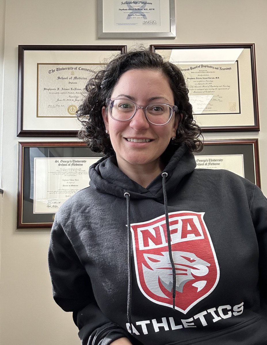 Proud to be covering the football sidelines tonight for my high school alma mater <a href="/nfaschool/">Norwich Free Academy</a> as a #sportsneurologist #fridaynightlights 

<a href="/HartfordHealthC/">Hartford HealthCare</a> 🧠 👩‍⚕️ 🏈