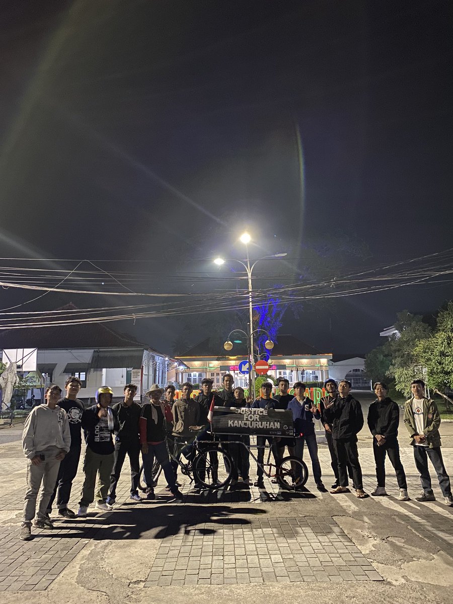 seyay_'s tweet photo. 2 tahun lalu, Pak Midun berangkat ke Jakarta dengan sepedanya. Membawa harapan untuk anaknya.

#4TahunTragediKanjuruhan #JFT135  https://t.co/OKqbhOERON