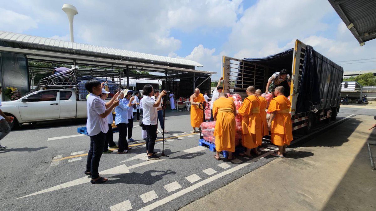 Psanitwong's tweet photo. #Dhammakaya Foundation deliver #survival bags to help flood victims, almost 2,000 households in the provinces of #Chiang Mai, #Lampang, #Sukhothai, and #Pathum Thani. In this case, Dhammakaya Foundation have delivered relief bags to 8 provinces, 5,000 households. This time, the total is 7,000 households, 27 September 2024, sharing merit to all. 

27 ก.ย. 2567 #วัดพระธรรมกาย และ #มูลนิธิธรรมกาย ส่งมอบ #ถุงยังชีพ ช่วยเหลือผู้ประสบ #อุทกภัย ร่วม 2,000 ครัวเรือนในจังหวัด #เชียงใหม่ #ลำปาง #สุโขทัย #ปทุมธานี สู้ภัย #น้ำท่วม ทั้งนี้ ที่ผ่านมาทาง วัดพระธรรมกายและมูลนิธิธรรมกาย ร่วมส่งมอบเฉพาะถุงยังชีพ ไปแล้ว 8 จังหวัด 5000 ครัวเรือน รวมครั้งนี้เป็น 7000 ครัวเรือน