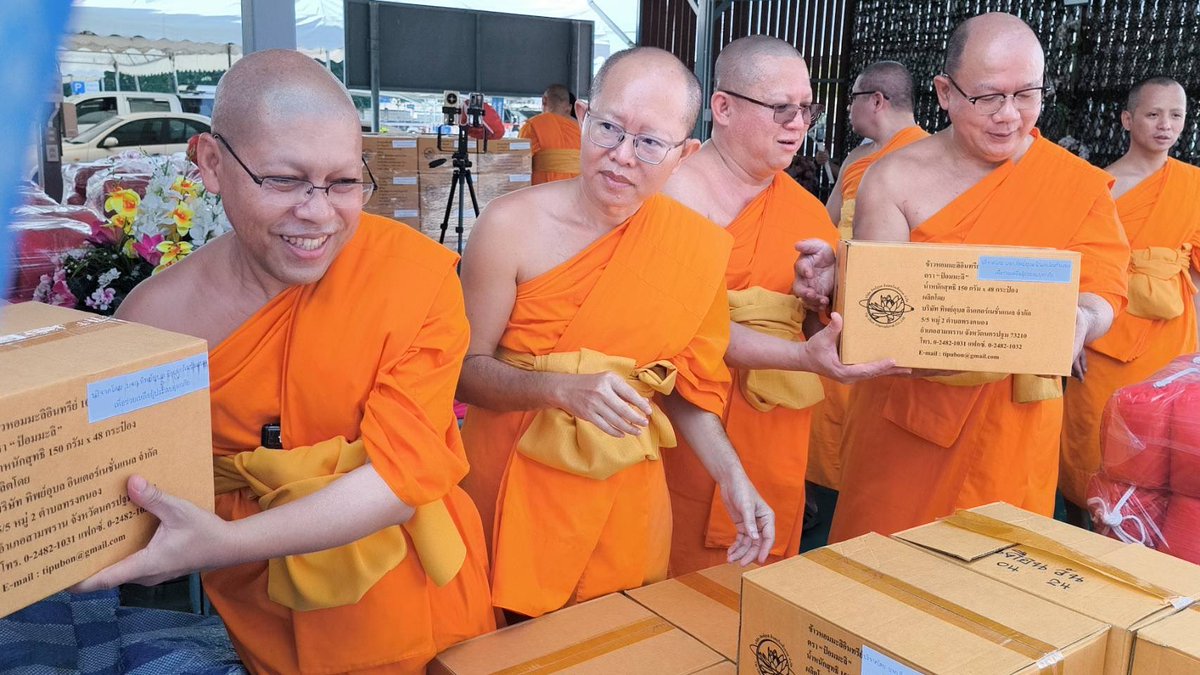 Psanitwong's tweet photo. #Dhammakaya Foundation deliver #survival bags to help flood victims, almost 2,000 households in the provinces of #Chiang Mai, #Lampang, #Sukhothai, and #Pathum Thani. In this case, Dhammakaya Foundation have delivered relief bags to 8 provinces, 5,000 households. This time, the total is 7,000 households, 27 September 2024, sharing merit to all. 

27 ก.ย. 2567 #วัดพระธรรมกาย และ #มูลนิธิธรรมกาย ส่งมอบ #ถุงยังชีพ ช่วยเหลือผู้ประสบ #อุทกภัย ร่วม 2,000 ครัวเรือนในจังหวัด #เชียงใหม่ #ลำปาง #สุโขทัย #ปทุมธานี สู้ภัย #น้ำท่วม ทั้งนี้ ที่ผ่านมาทาง วัดพระธรรมกายและมูลนิธิธรรมกาย ร่วมส่งมอบเฉพาะถุงยังชีพ ไปแล้ว 8 จังหวัด 5000 ครัวเรือน รวมครั้งนี้เป็น 7000 ครัวเรือน