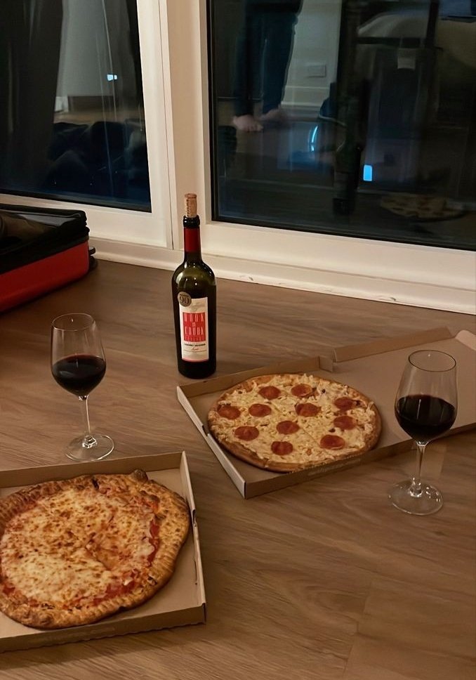 пока я думаю о "сюсю-мусю", а сэм думает о пицце, приходится совмещать.