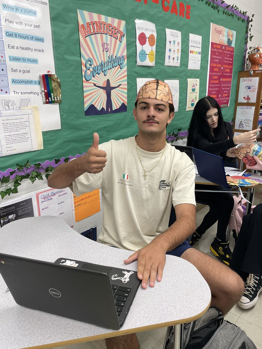 Psych students learning about the anatomy of the brain and the locations of the different structures! 😊 🧠 #peqpantherpride #psychology <a href="/pthsnation/">Pequannock Township High School</a> @RichHayzler