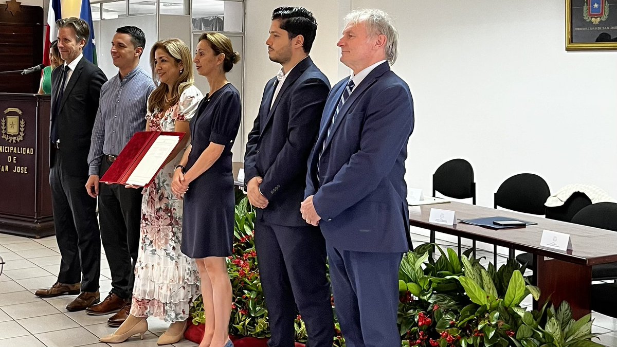 El día de hoy estuvimos presentes en la firma de un acuerdo de cooperación internacional para el tratamiento de residuos sólidos♻️🌳, entre la FEMETROM y la empresa NALDEO.