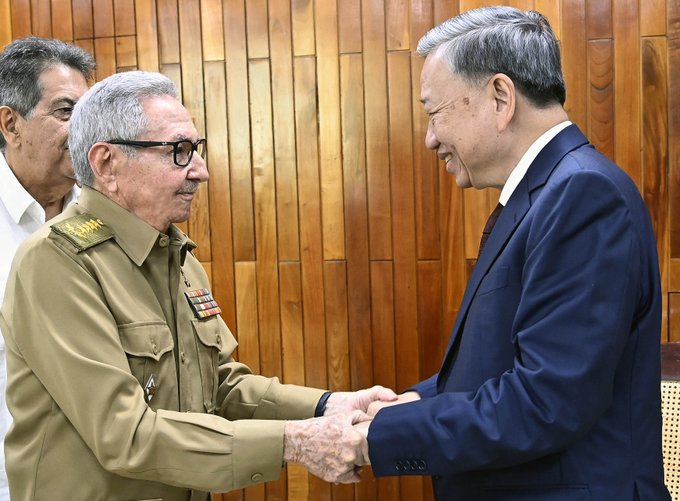 El líder de la Revolución Cubana, General de Ejército Raúl Castro Ruz, recibió, en la mañana de este viernes, al secretario general del Partido Comunista  y presidente de Vietnam, compañero To Lam, quien cumplimenta una visita de Estado a nuestro país.
