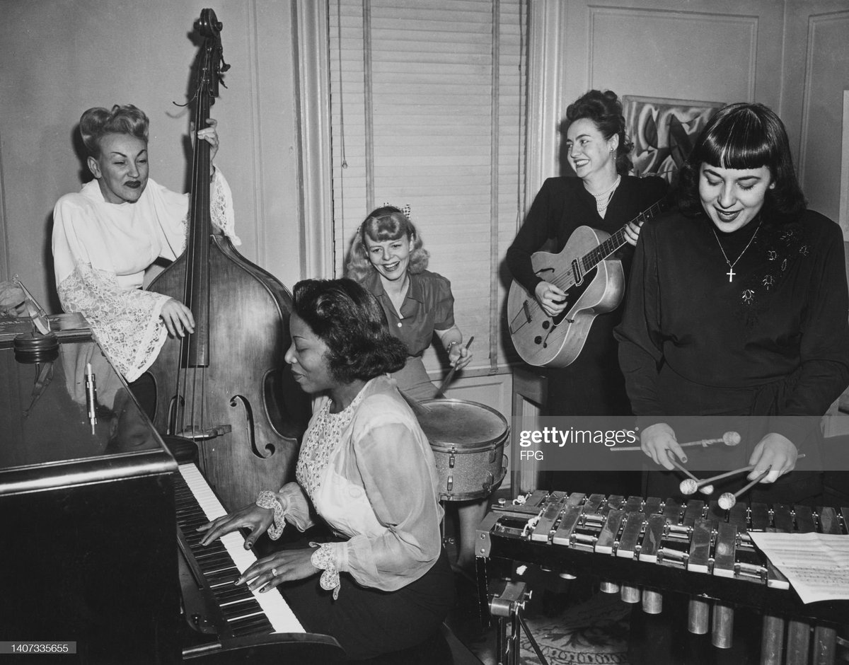 A #flashbackfriday today to 1948, when Mary Lou Williams hosted a jam session with some female contemporaries in her NYC apartment.

Vivien Garry: bass
Bridget O'Flynn:  drums
Mary Osborne: guitar
Margie Hyams:  vibraphonist
&amp; of course, Mary Lou Williams on piano. What a group!
