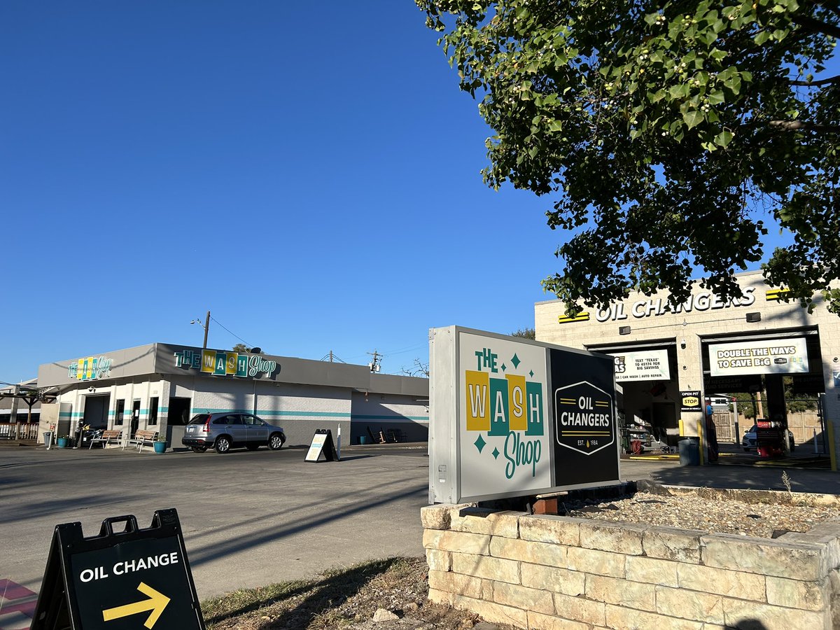 notsokatty's tweet photo. I might try to model how much of Guadalupe is fronted by auto oriented uses - anecdotally, it’s a lot, especially north of 31st. But car shops can be cute and fun to look at too! https://t.co/wAq92blsyU