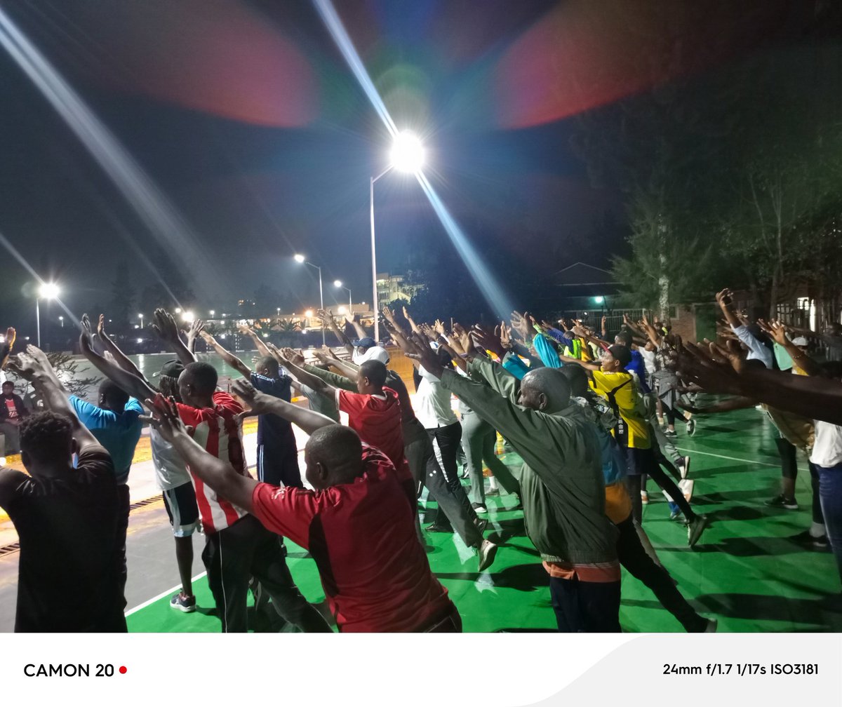 YouthMusanze's tweet photo. #HappengNow:
@RwandaYouthVol1 muri @MusanzeDistrict bifatanyije nabaturage muri sport rusange yiswe MUSANZE NIGHT RUN.
Ni Sport yateguwe nakarere ka #Musanze .
Iyi Sport yitabiriwe nabayobozi munzego zitandukanye barangajwe imbere na Mayor w'akarere Bwana @NSENGIMANAClau5 https://t.co/Q1AWWsyJLh