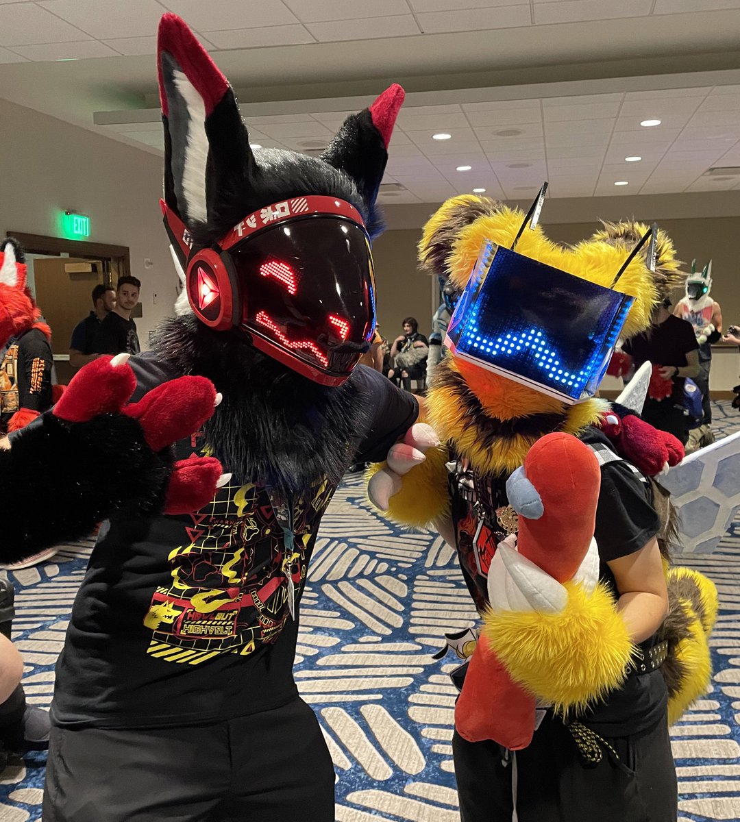 Fun lil photo I got with the STUNNING <a href="/lerefiaf/">Lerefiaf🔜idk</a> her suit is incredible go follow her

Hope we get to meet up at another con sometime!

#FursuitFriday