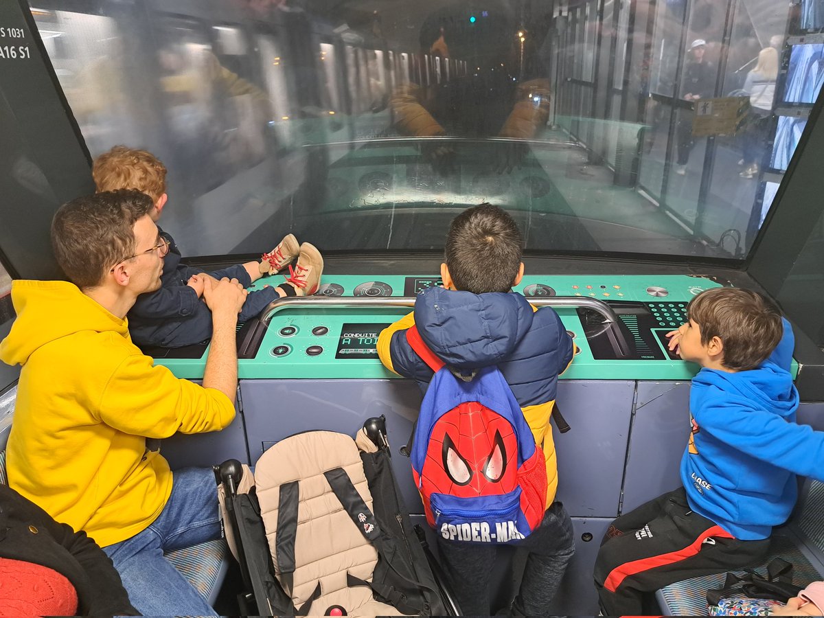 Parijs dag 2. De bestuurdersplaats van metro 4 was al bezet... 'Conduite réservée aux enfants."