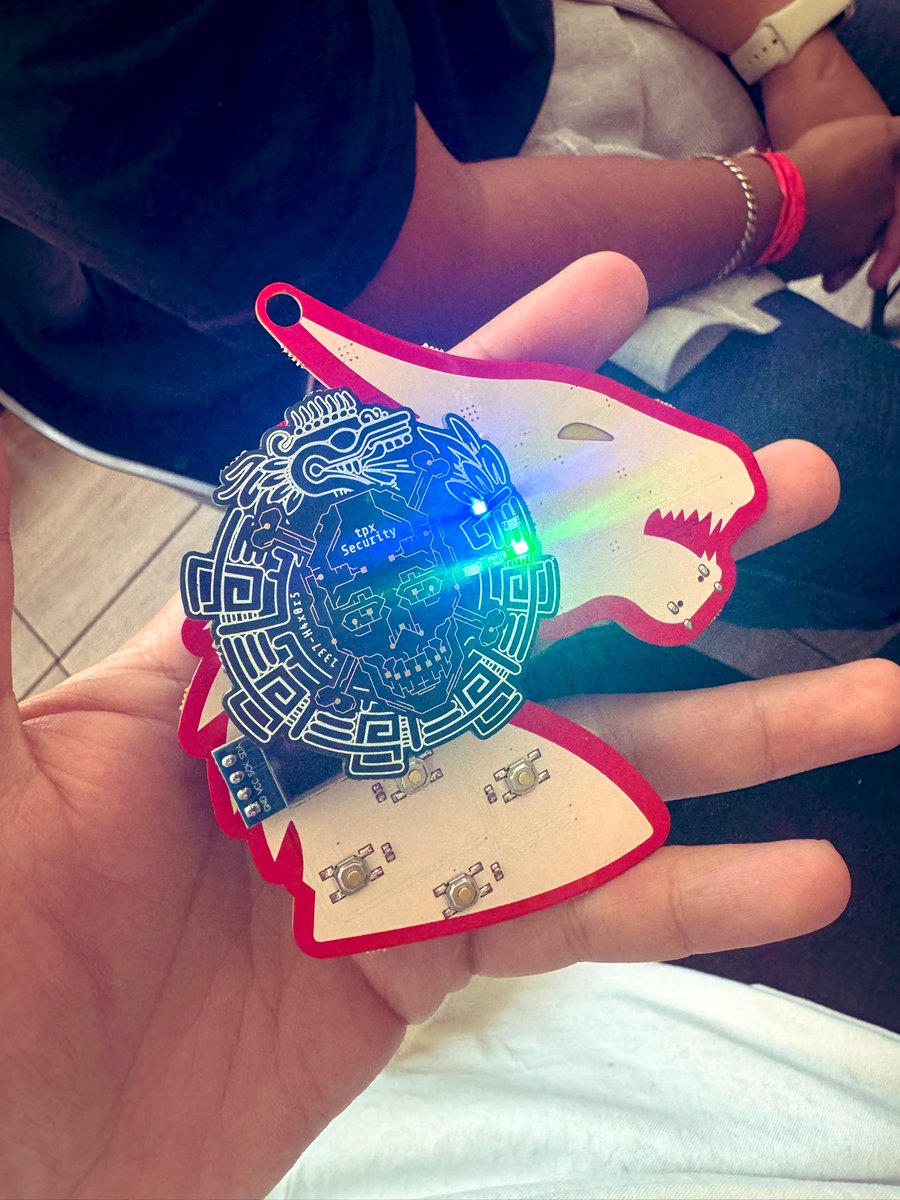 Bucio's tweet photo. Voy a regalar un cosito de @tpx_Security ! 

Que tienes que hacer ?

📸Tener una foto conmigo y etiquetar a tpx en equis e IG, 

📥Una vez que llegue el inbox entrarás a un random 🥷 !! 

🤭Contesta este tuit para darle seguimiento a tu etiqueta ! 

@DragonJARCon 
@DragonJAR https://t.co/SIgQKBPhnC