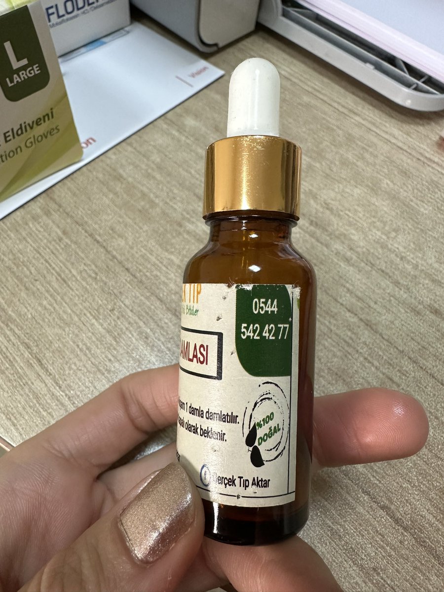 drtugce1's tweet photo. Bugün ileri evre yaşa bağlı maküla dejenerasyonu sebebiyle ciddi oranda görme kaybı olan hastam bunu da kullanıyoruz ama işe yaramıyor diye aşağıdaki şişeyi gösterdi. Numaraya doktor olduğumu söylemeden yazdım, mesajları paylaşıyorum. https://t.co/IvRp93UsUu