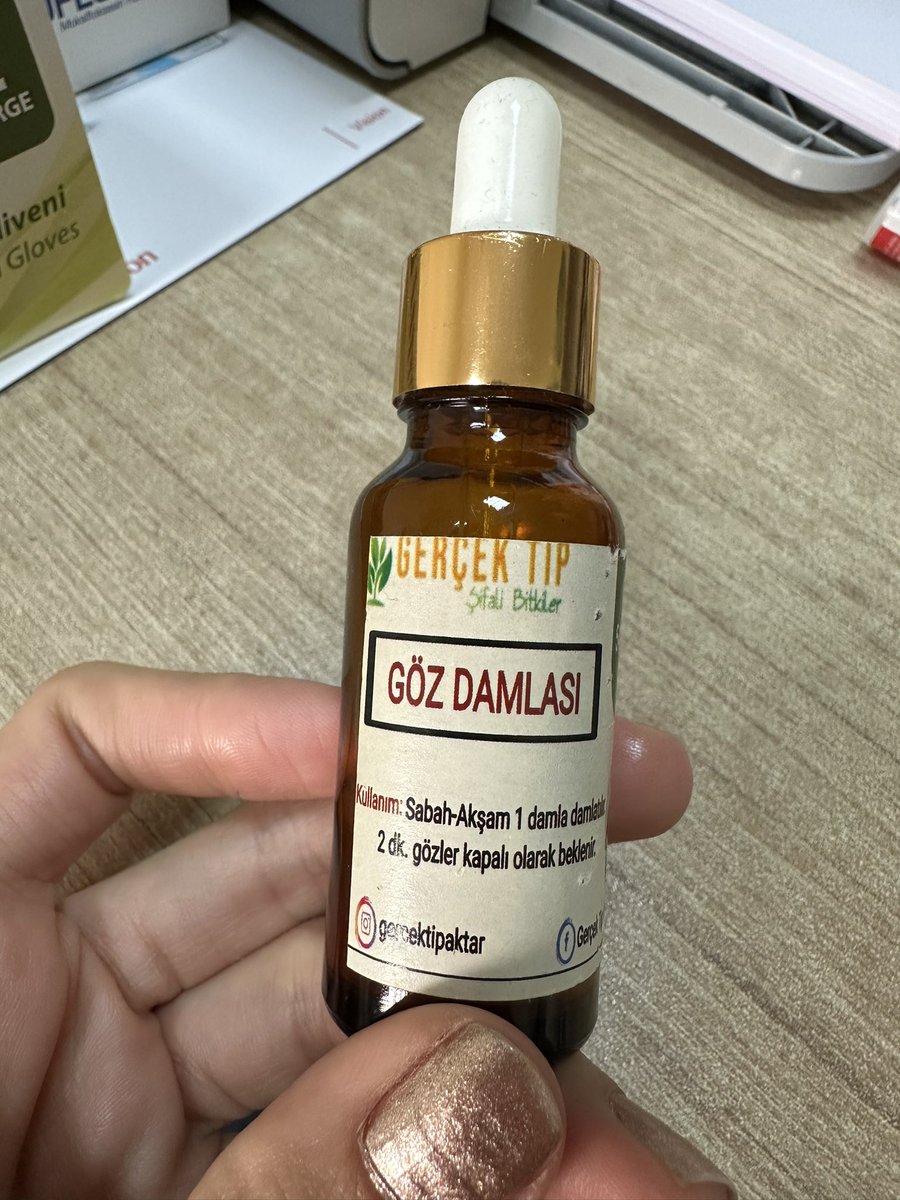 drtugce1's tweet photo. Bugün ileri evre yaşa bağlı maküla dejenerasyonu sebebiyle ciddi oranda görme kaybı olan hastam bunu da kullanıyoruz ama işe yaramıyor diye aşağıdaki şişeyi gösterdi. Numaraya doktor olduğumu söylemeden yazdım, mesajları paylaşıyorum. https://t.co/IvRp93UsUu