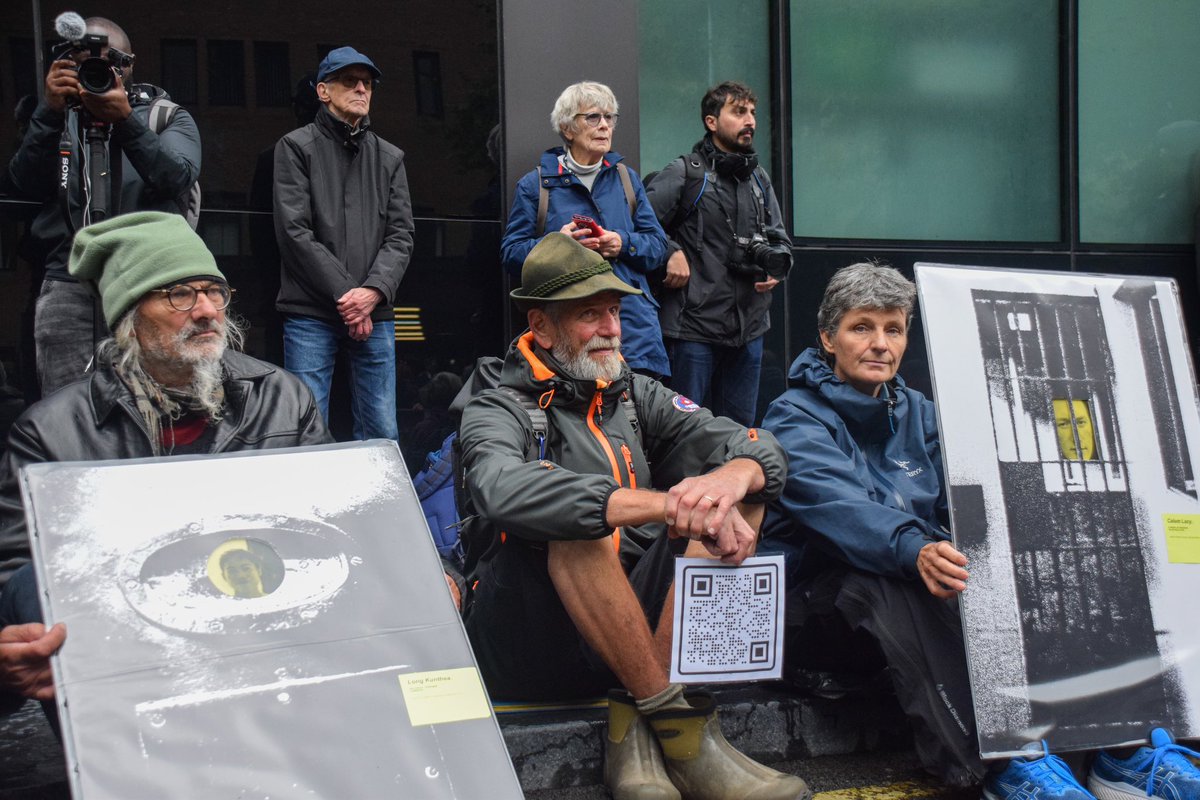 TODAY

320 members of groups including Defend Our Juries, Just Stop Oil, Palestine Action, Extinction Rebellion, Animal Rising and Greenpeace transformed the road into a photographic exhibition of political prisoners past &amp; present.

Full PR: docs.google.com/document/d/1jK…

1/3