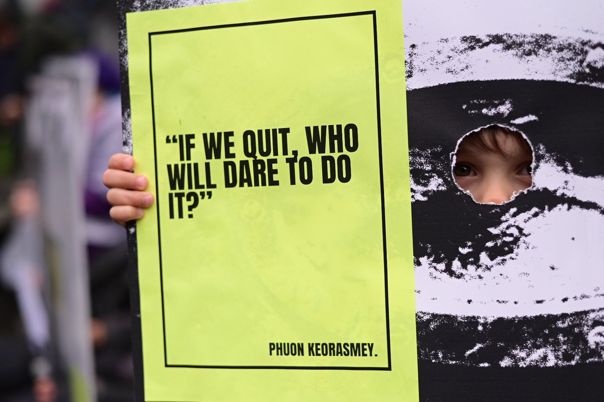 DefendOurJuries's tweet photo. TODAY

320 members of groups including Defend Our Juries, Just Stop Oil, Palestine Action, Extinction Rebellion, Animal Rising and Greenpeace transformed the road into a photographic exhibition of political prisoners past &amp; present.

Full PR: https://t.co/crxTagB6Oa

1/3 https://t.co/RYhnB3OYmt