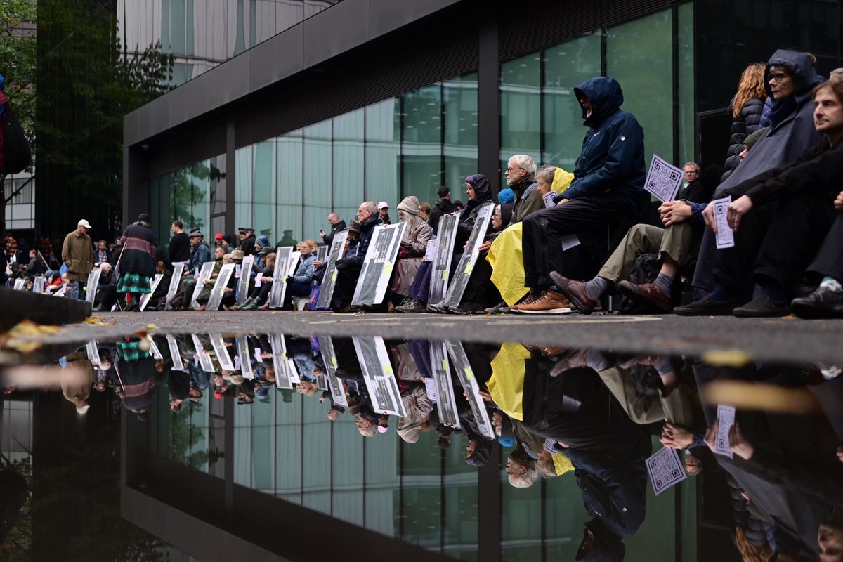 DefendOurJuries's tweet photo. TODAY

320 members of groups including Defend Our Juries, Just Stop Oil, Palestine Action, Extinction Rebellion, Animal Rising and Greenpeace transformed the road into a photographic exhibition of political prisoners past &amp; present.

Full PR: https://t.co/crxTagB6Oa

1/3 https://t.co/RYhnB3OYmt