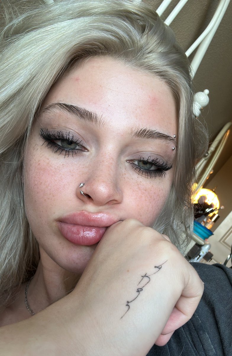 elany_y's tweet photo. rare unfiltered photo of me https://t.co/hXSwiizM6S