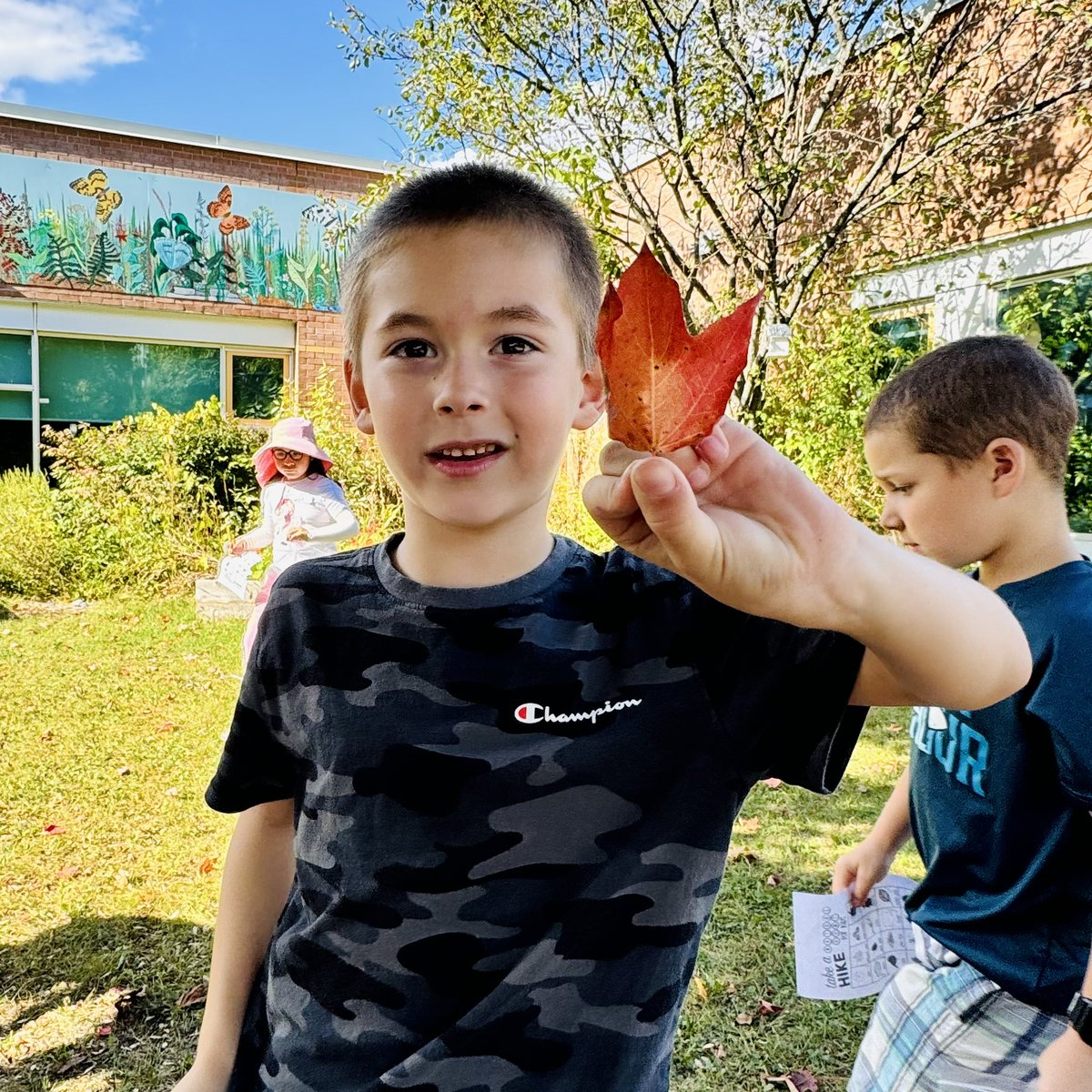 MrsWalkerOCSB's tweet photo. Perfect weather for our autumn scavenger hunt 🍂🐿️🌰 @StAnneOCSB
#autumn #scavengerhunt #signsofautumn https://t.co/DtBLDQ1mDl