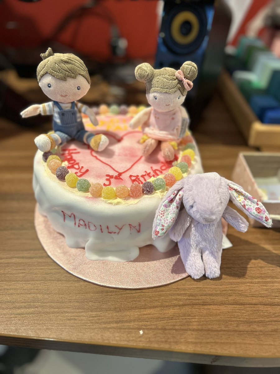 reunmoosmummy's tweet photo. Madilyn’s birthday cake #jellycat #littledutch #onemorebear #childrenwithallergies #rosaandjim @jellycatlondon @TrenthamEstate https://t.co/LggCf5HSgO