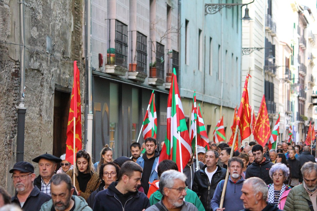 ✊🏼50 herri baino gehiagotan mobilizatu gara gaur, Txiki eta Otaegiren fusilamenduen 49. urteurrenean.

Fusilamenduekin akabatu nahi izan zuten proiektu politikoa indartsu dago. 

#TxikiOtaegi49
#INDarra
𝐈𝐫𝐫𝐢𝐧𝐭𝐳𝐢 𝐛𝐚𝐭 𝐝𝐚𝐛𝐢𝐥
📍Iruñea