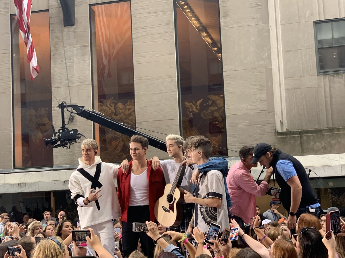 abnormallykenz's tweet photo. #8yearsofwdw ily boys forever 🥹🫶🏻 https://t.co/waTEjCST6t