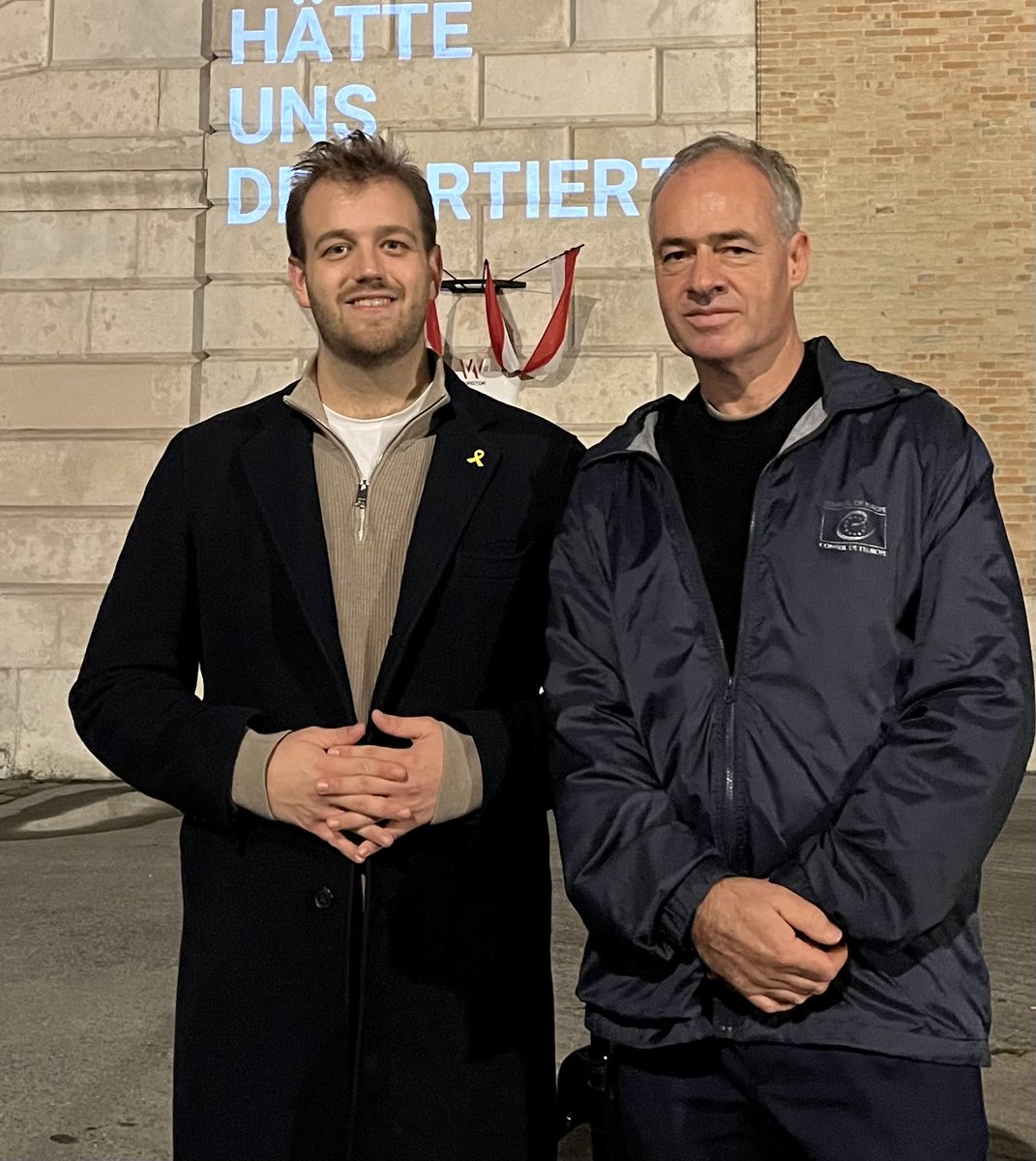 Mahnwache der Jüdischen österreichischen Hochschüler:innen am Burgtor in Wien.
Rufen wir uns vor dem Wahltag die Geschichte in Erinnerung.
Danke ⁦<a href="/Bini_Guttmann/">Bini Guttmann</a>⁩ und Freund:innen für die Organisation.