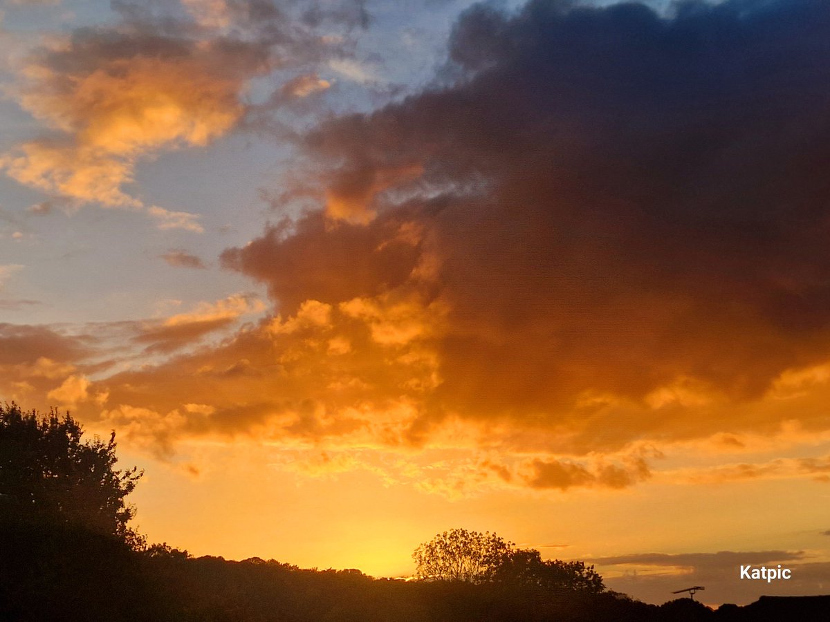 E16Kat's tweet photo. #essex 
#sunsetphotography 
#hillbillysunset https://t.co/GVq6xtvy1a