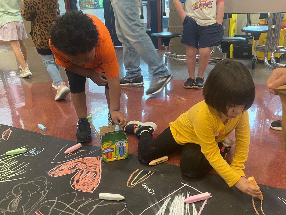 missfreeman25's tweet photo. Room 5 had so much fun at our ROAR tailgate!! https://t.co/jJj6EFkVwv