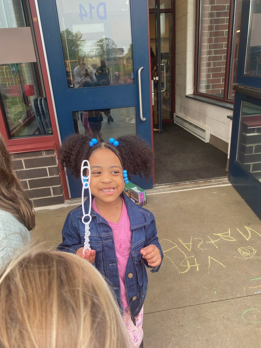 missfreeman25's tweet photo. Room 5 had so much fun at our ROAR tailgate!! https://t.co/jJj6EFkVwv