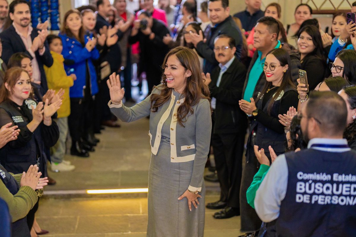¡Así arrancamos el día! Con un gran equipo que estoy segura trabajará con todo por el #GobiernoDeLaGente. 🤜🏼🤛🏼 En esta nueva administración todas y todos somos el rostro del nuevo comienzo.