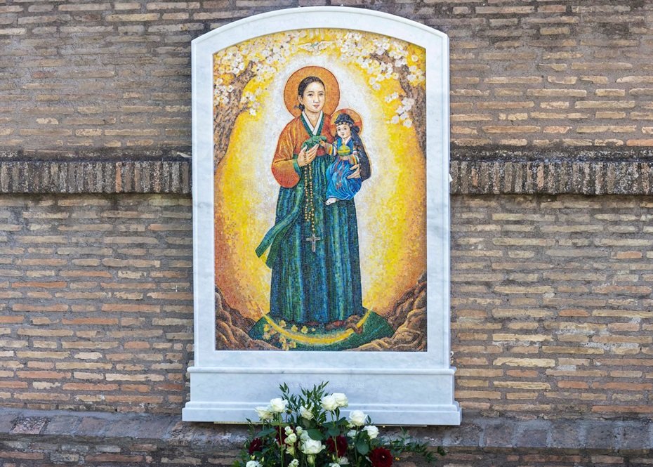 A new mosaic by Korean artist Shim Soonhwa Inizialmente has been installed in the Vatican Gardens. It depicts Our Lady of Peace holding the Christ Child, and was blessed on September 20th in the presence of multiple Korean bishops.