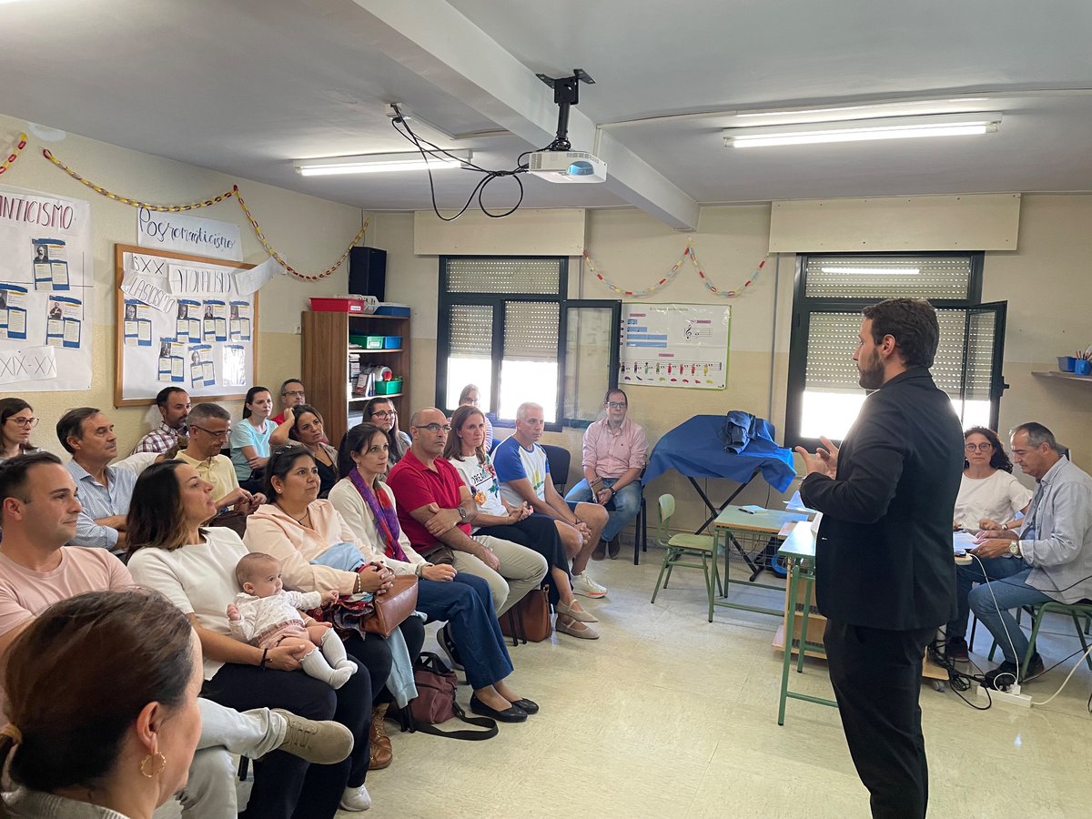 Hoy se ha iniciado la Escuela de Familias en el Colegio Santiago el Mayor de #Toledo <a href="/ColegioSEM/">Colegio Santiago el Mayor</a> 

23 familias inscritas que suman un total de 61 hijos, han disfrutado del testimonio de Lorenzo Alonso y María de los Ángeles Escobar con el  Tema 1 “Hijos, manual de instrucciones”
