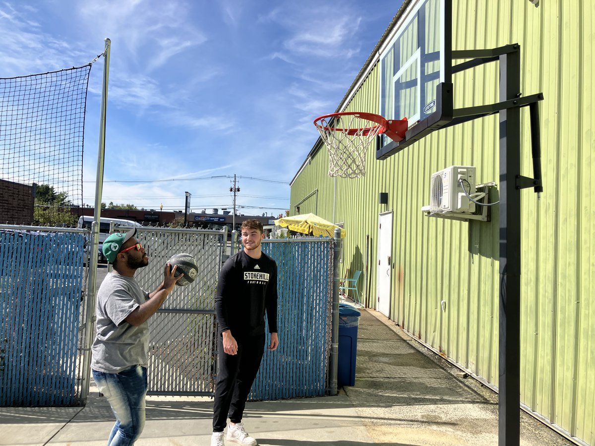 🌟 Huge thanks to the Stonehill Skyhawks for visiting us today! Our participants had a blast throwing the football, shooting hoops, and chatting about collegiate life. Your time means so much! GO SKYHAWKS!💙 #StonehillSkyhawks #ArcOfGreaterBrockton