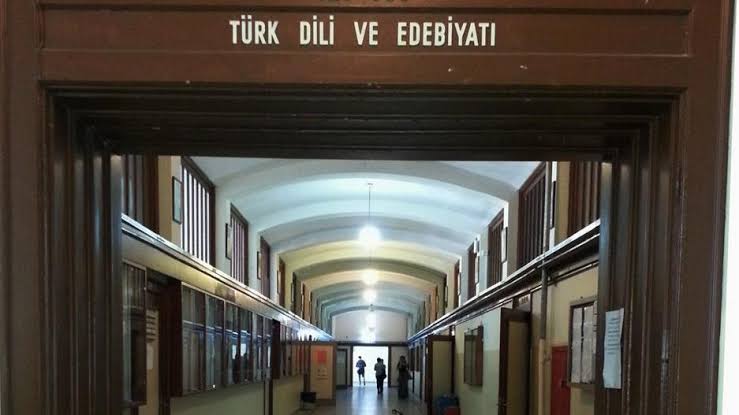 İstanbul Üniversitesinin  ferdi olmanın verdiği heyecanı yüreğinde hisseden sevgili öğrencilerimiz! Uzun bir yola çıkmadan önce hepinizle yakından tanışmak istedik. Bu sebeple bölümümüzün geleneksel tanışma dersini 1 Ekim Salı günü, saat 11.00'de A 10'da yapıyoruz. Davetlisiniz.