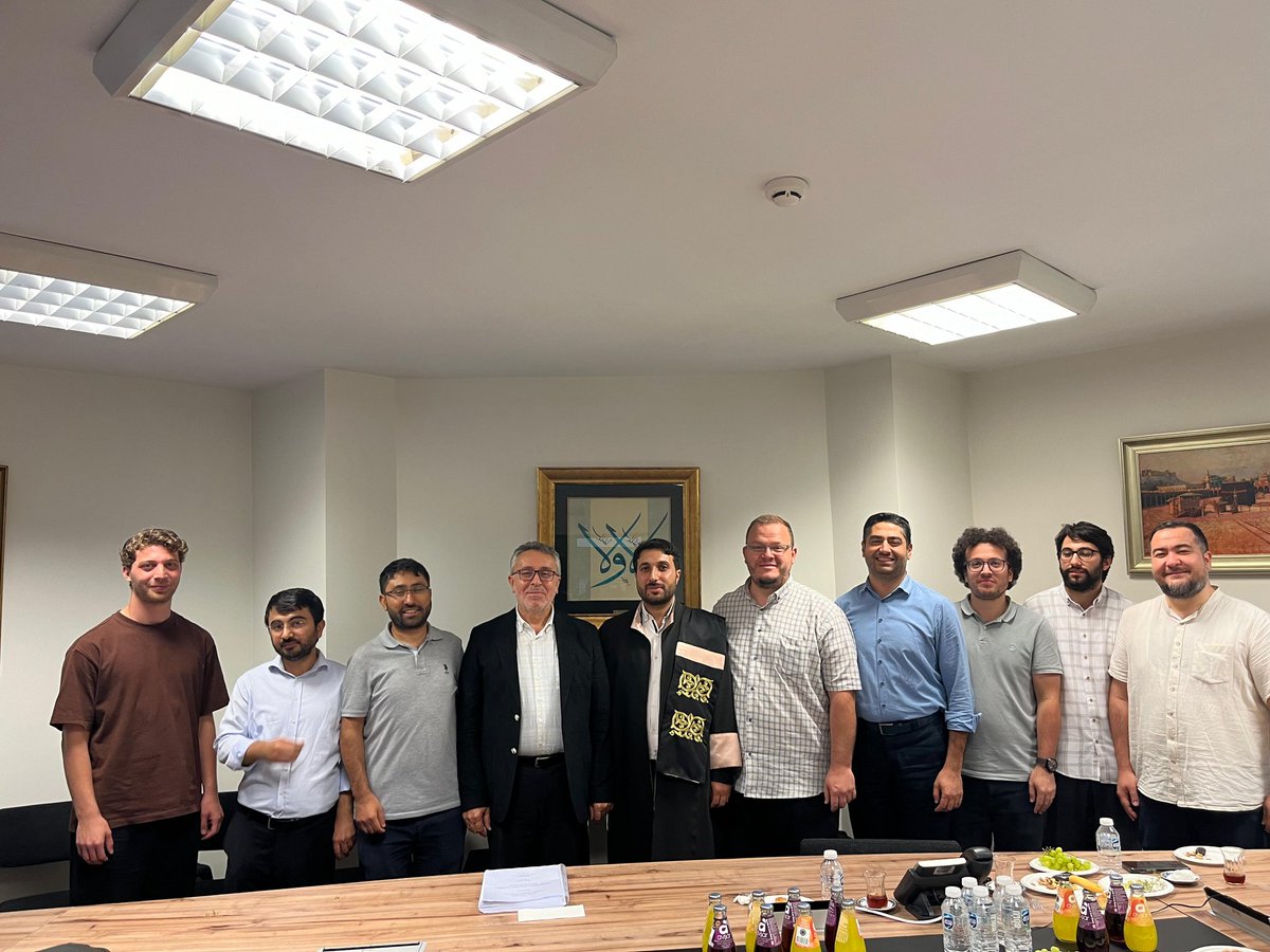 a_encakar's tweet photo. Bugün kadim dostum Abdullah Küskü hoca "Çağdaş Fıkıh Çalışmalarında İki Farklı Yaklaşım: Yusuf el-Karadâvî ve Muhammed Takî el-Osmanî Örneği" başlıklı tezini savunarak doktor unvanını aldı. Kendisini tebrik ediyorum. Darısı başımıza. https://t.co/2bjqNbYIN0
