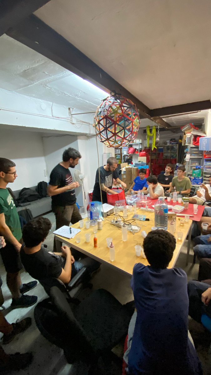 e_x_plorium's tweet image. Aquesta setmana ens hem trobat per fer una formació de tallers als/les monitors/es d'Explorium! 🧑‍🔬🔭💯

Moltes ganes d'aquest nou curs i de fer arribar els tallers a tots els racons de Catalunya!🚀🧑‍🚀

#stem #tallers #eXplorium #formació