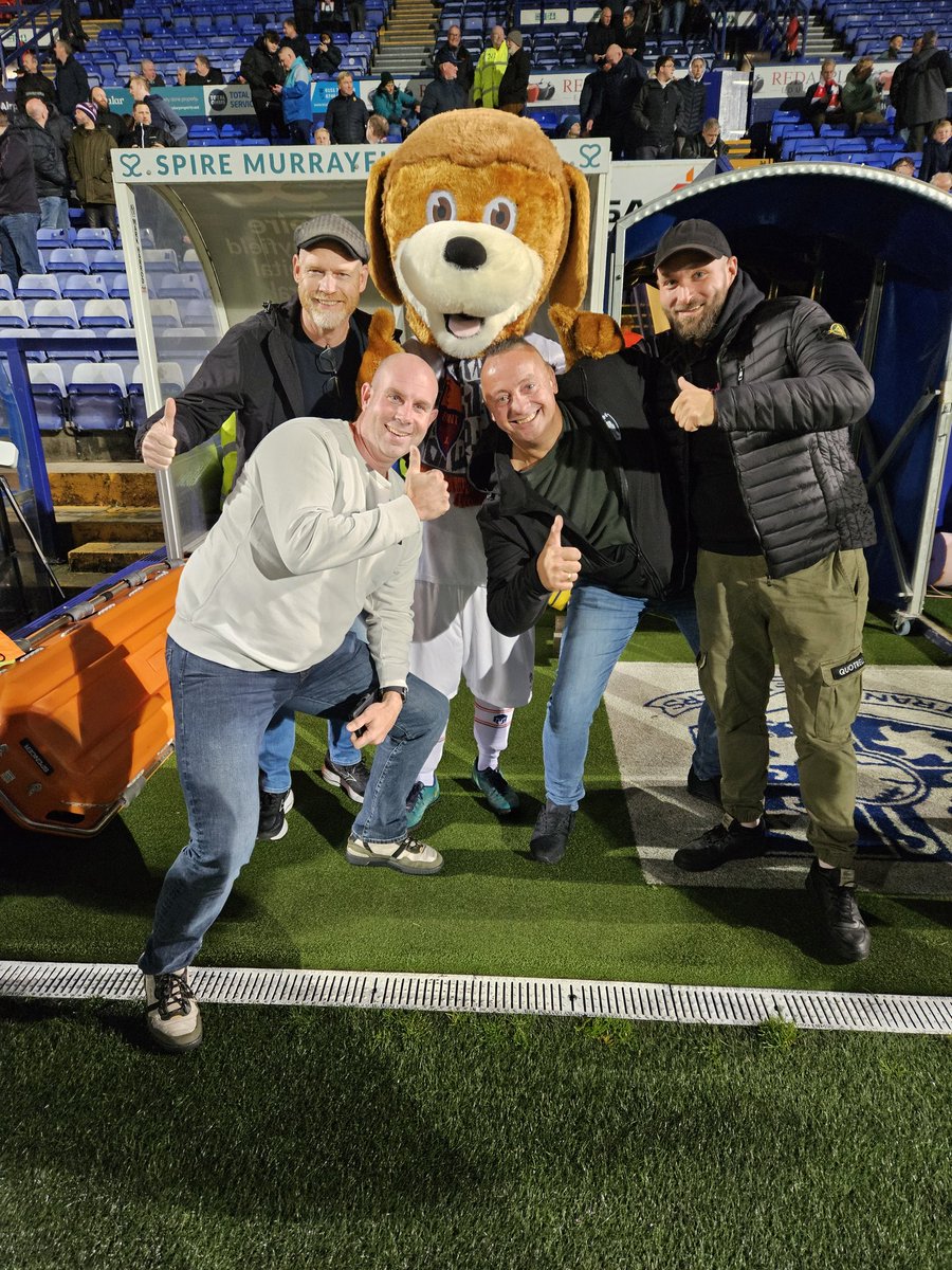 HidehoJacco's tweet photo. Groundhopweekend. Eerste wedstrijd, Tranmere Rovers - Salford City.
Voor de wedstrijd met de coach en mascotte op de foto. #trasal https://t.co/TsOhHOIZtH