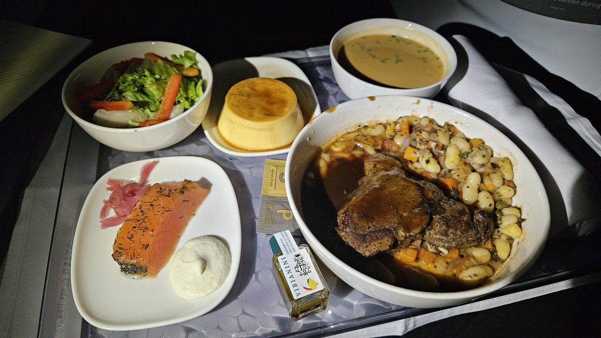 CaptainZtravels's tweet image. DeltaOne Meal - Braised Pork. Delish!  #pork #braisedpork #grub #eats #deltaOne