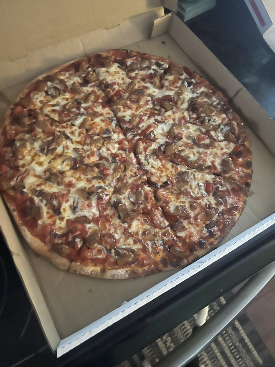 davewebb87's tweet photo. @chrisbleck @adamabdalla …it’s not Chicago, but it’s not too bad for C’ville, VA..#fridaypizzanight https://t.co/XvmLQ3vrNB