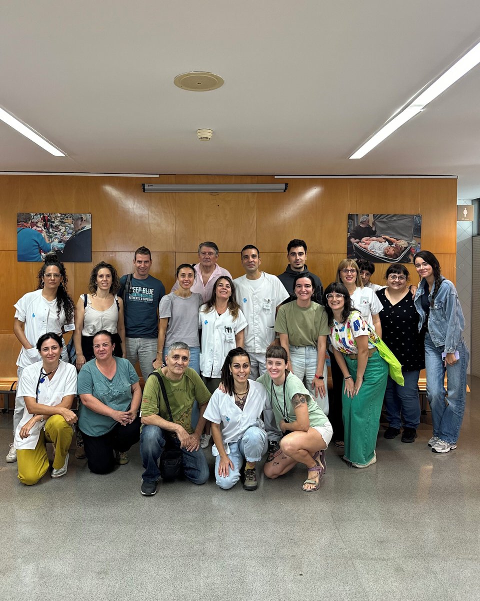 EncantsBCN's tweet photo. 🥳 Avui hem estat al CAP Maragall, inaugurant una exposició de fotografies de l'antiga ubicació del mercat Encants Barcelona. 📸 A la planta 3, anomenada "Equip d'atenció primària d'Encants", podeu veure aquesta col·lecció d'imatges 

@mercatsBCN https://t.co/IdlKVMLhfM