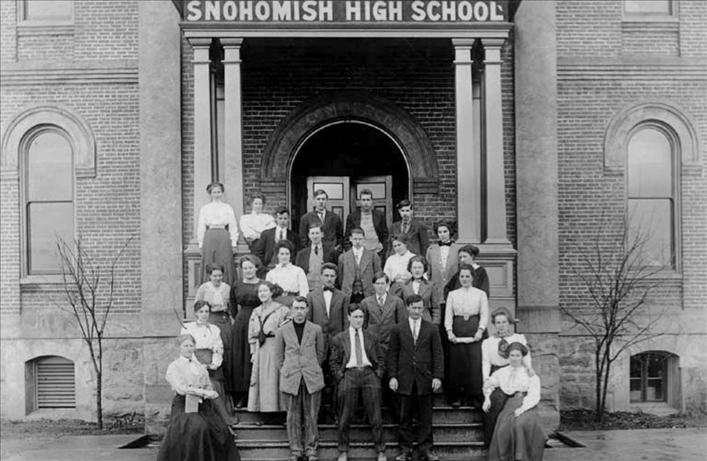HistoryLink's tweet photo. Today's #NewAtNoon looks at the history of Snohomish High School. https://t.co/nycAdDIVB1 https://t.co/sndDKw1KDy