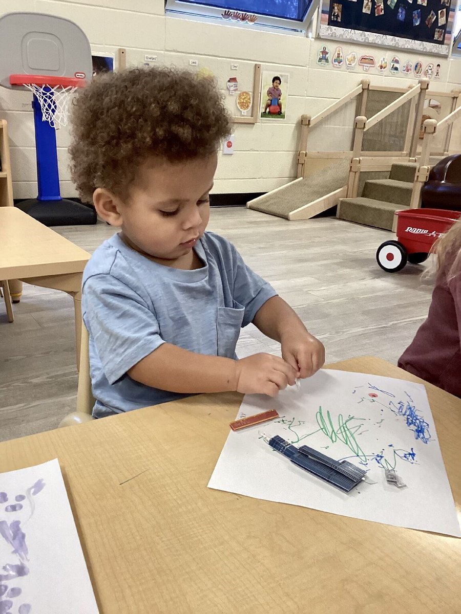 OzarksOACAC's tweet image. Making art and learning fine motor skills is fun! #HeadStartWorks #GetAHeadStart #CommunityAction