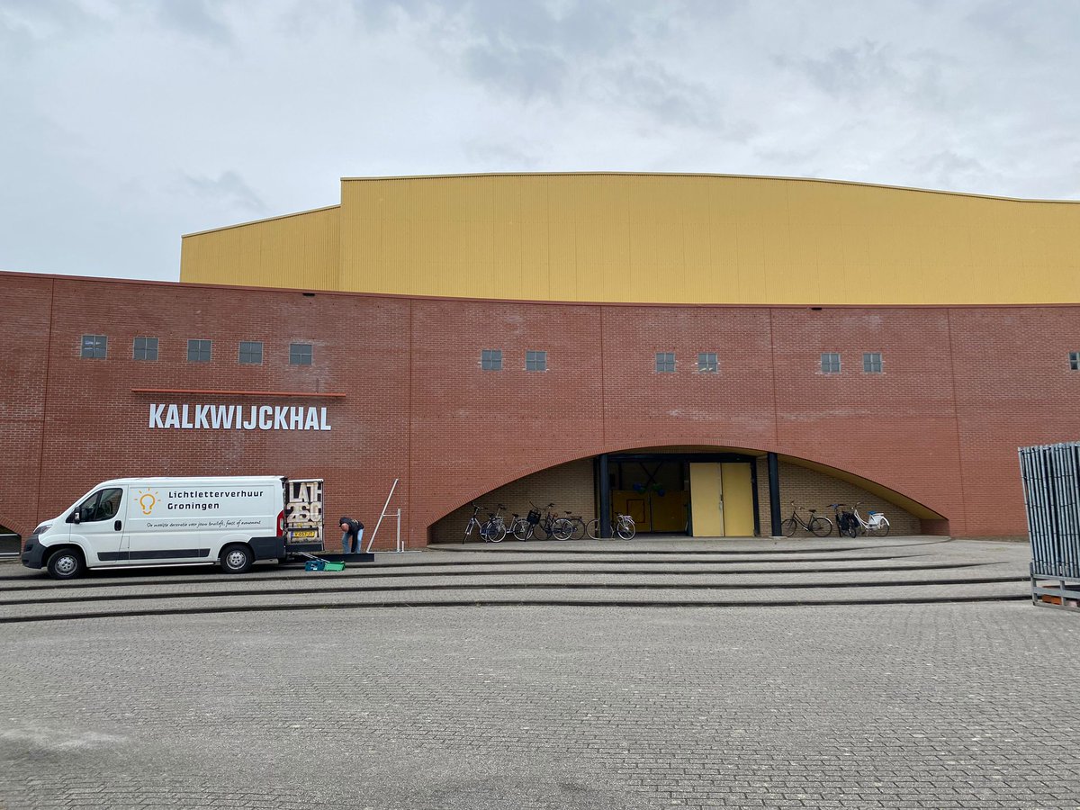 Vanmiddag werd in de sportcentrum De Kalkwijck in Hoogezand nog druk gewerkt aan de opbouw voor de ontvangst van duizenden wandelaars morgen, start en finish #todn24. Wij zijn er klaar voor! #todn24