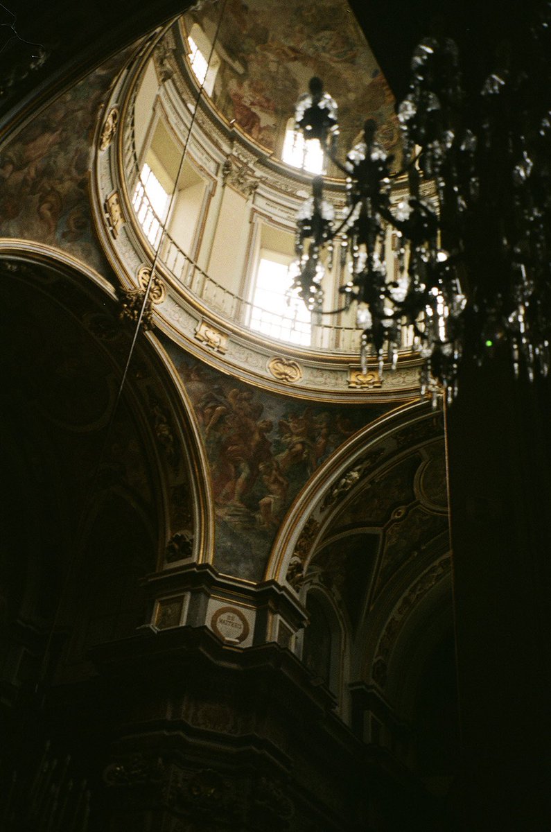 me encanta mi nuevo fondo de pantalla, a la derecha la foto original que tomé en una iglesia de Nápoles